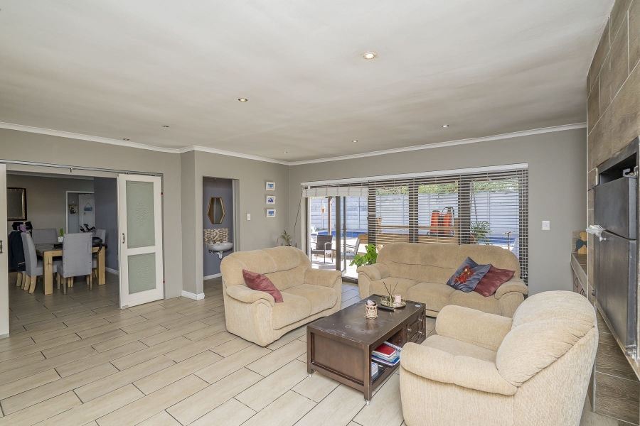 3 Bedroom Property for Sale in Uitzicht Western Cape